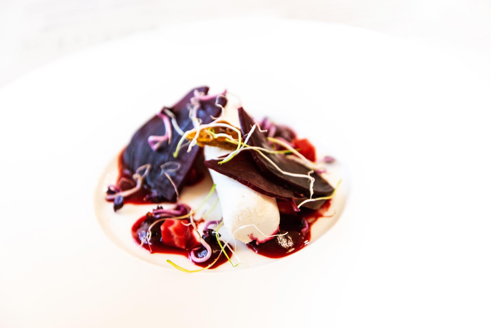 Piatto principale creativo in stile gourmet